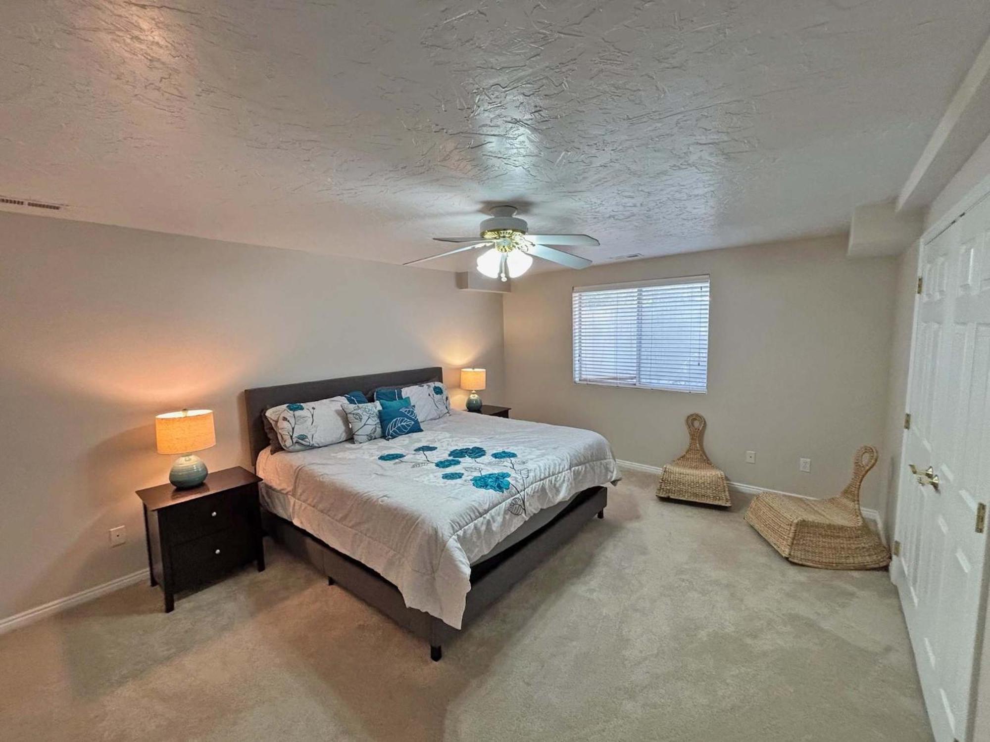 8-Bedroom Home Near The Foot Of The Rocky Mountains Sandy Exterior photo